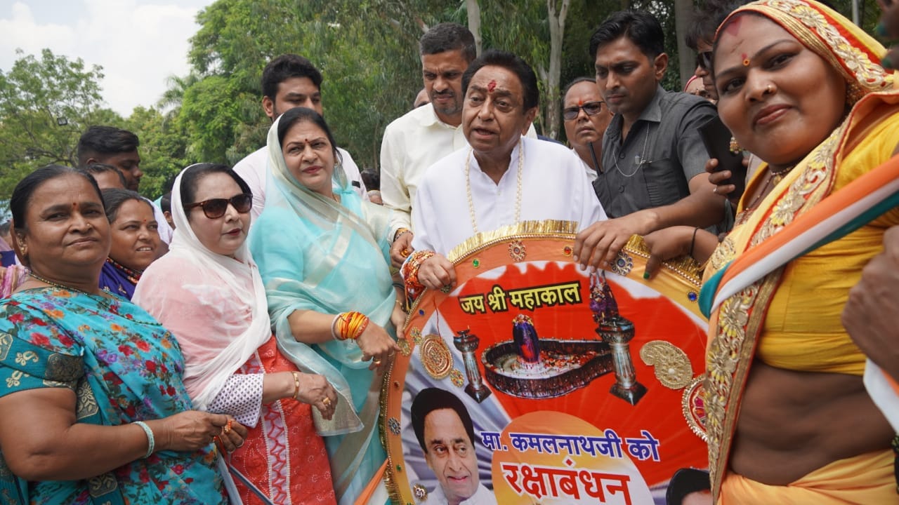 Kamal Nath's dear sisters went to Bhopal and presented him, handed over Rakhi of 25 square feet.