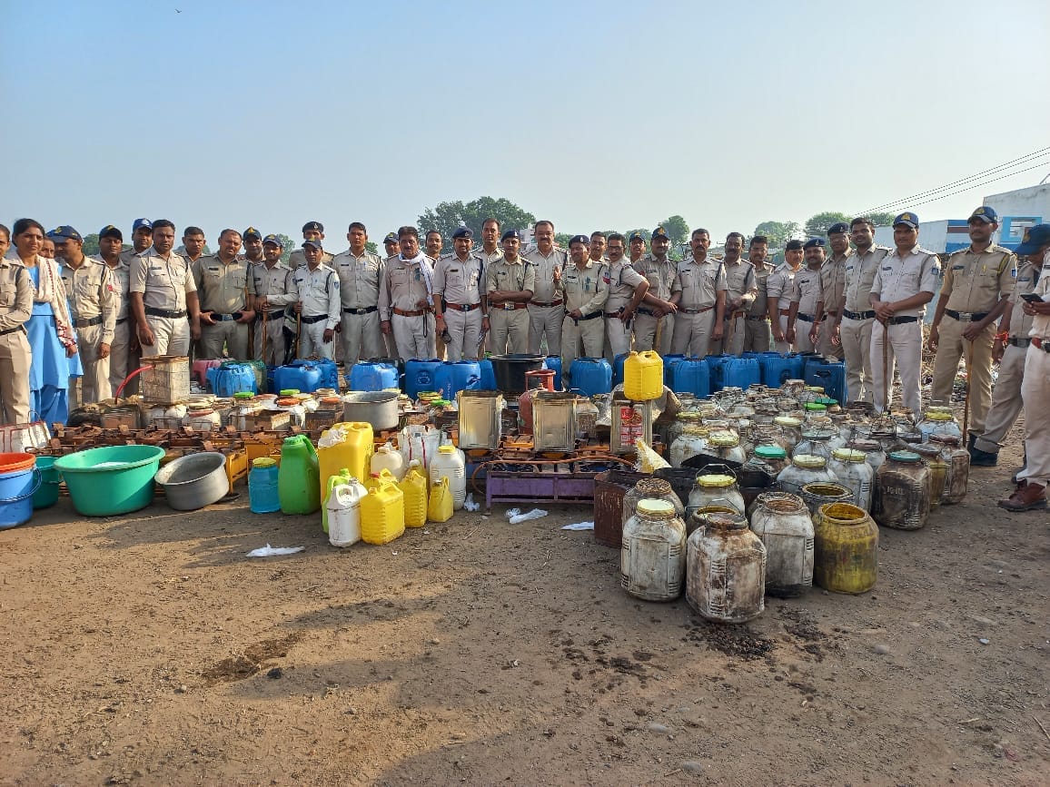 Burhanpur: Illegal liquor was being made by installing furnaces on the banks of drains at Balwad Tekri
