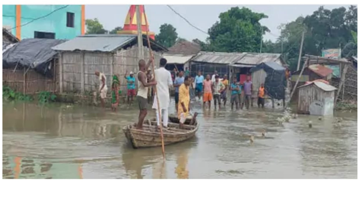 Darbhanga Kosi river is in spate danger flood is looming in Kiratpur flood water has entered more 12 village