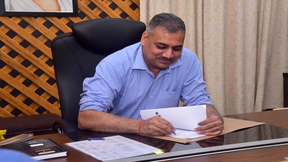 Aligarh Commissioner Ravindra took charge