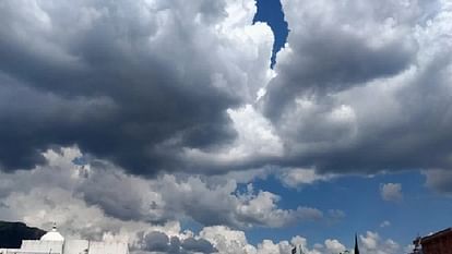 MP Weather Update: राजधानी भोपाल सहित प्रदेश के 14 जिलों में ऑरेंज अलर्ट, अतिभारी बारिश की जताई संभावना Orange alert in 14 districts of the state including capital Bhopal, possibility of heavy rain expressed