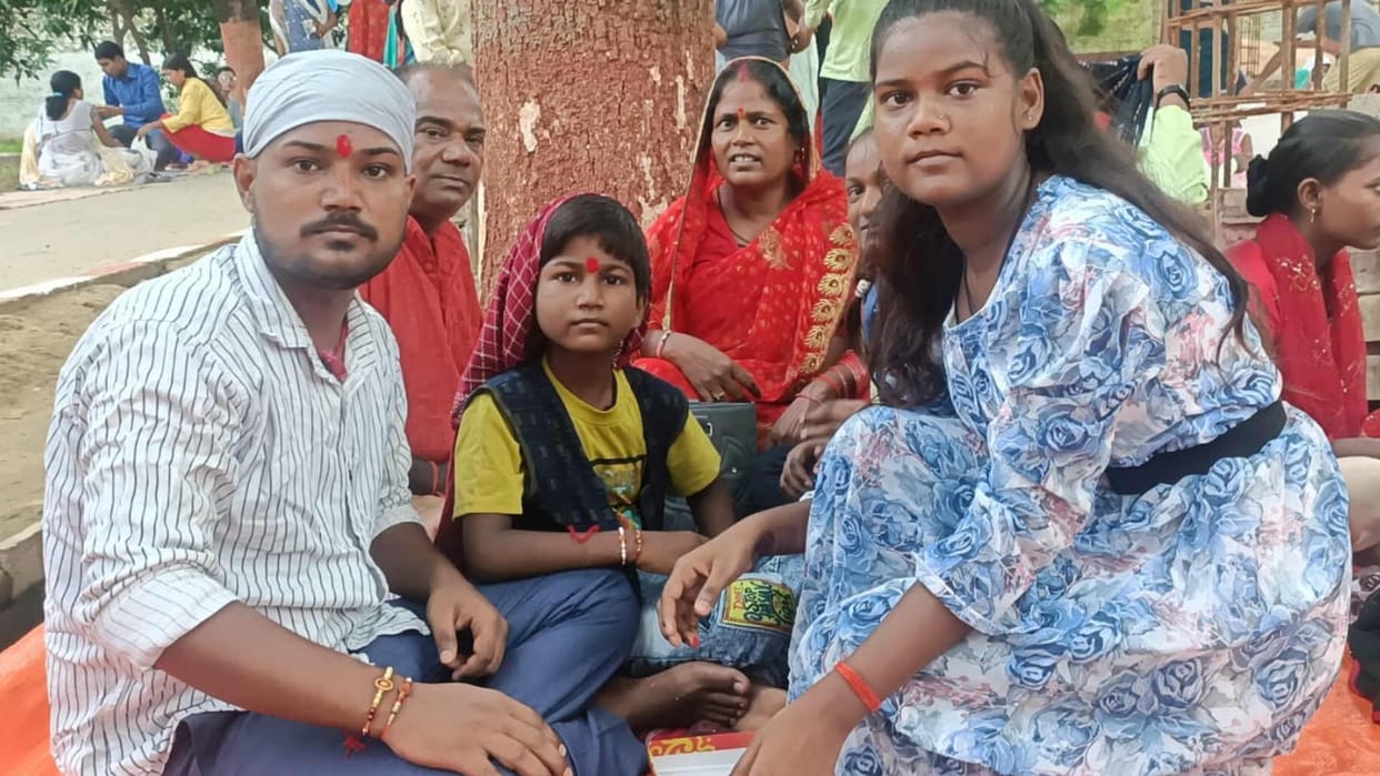 Sisters tied Rakhi at auspicious time
