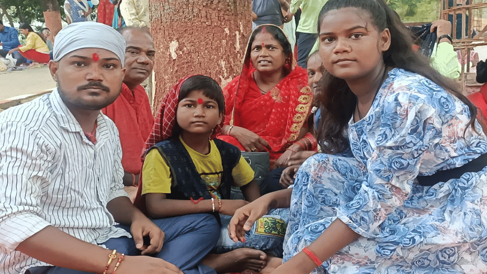 Sisters tie rakhi to brothers on Raksha Bandhan in state jails