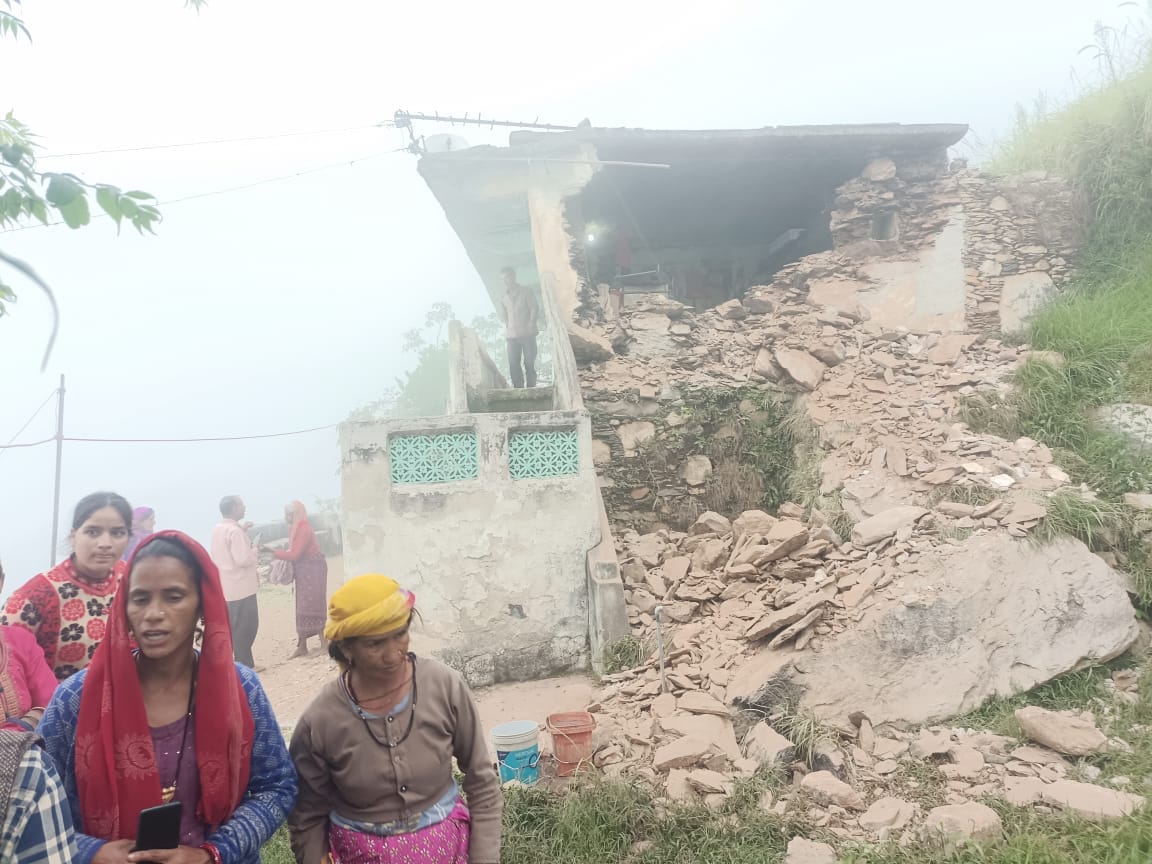 Gas cylinder explodes at home three people injured as Tehri Uttarakhand news in hindi