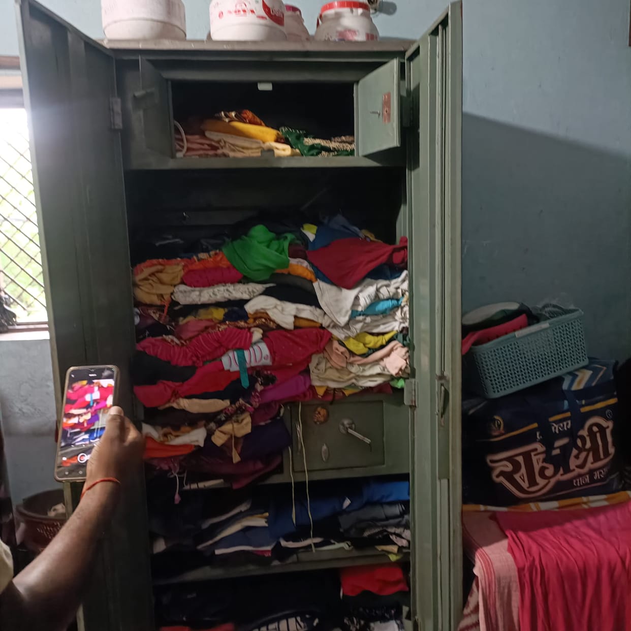 Gonda News: 16 lakhs stolen from BJP leader's house