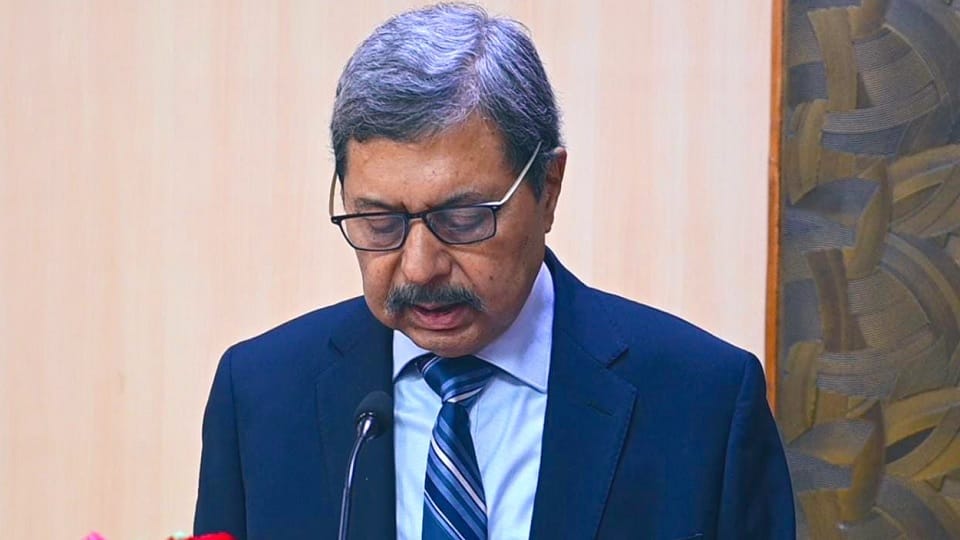 Atishi administers oath to new DERC Chairman Jayant Nath