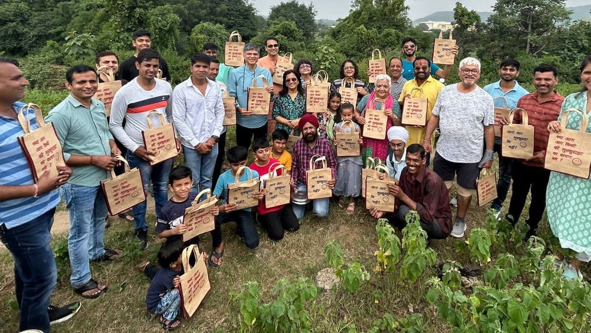 Rakhi tied nature to nature by planting trees, took a pledge to protect the earth