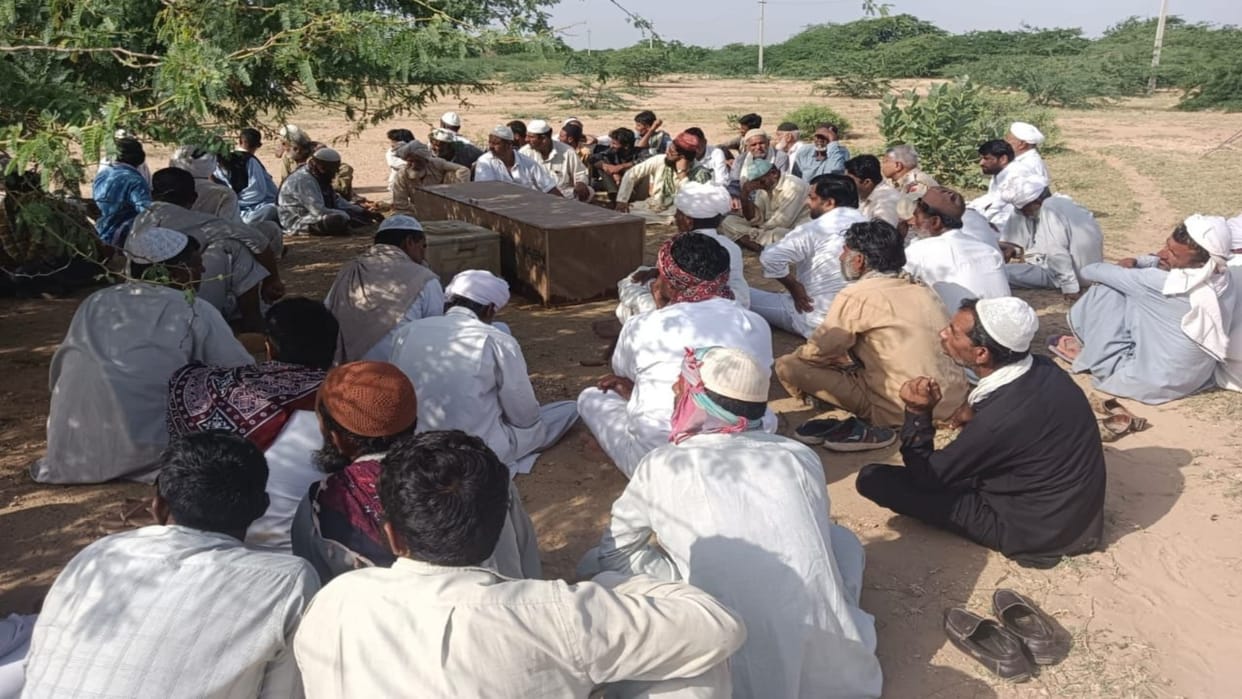 Jaisalmer FRT employee dies due to electrocution in Pokaran relatives sit on dharna with dead body