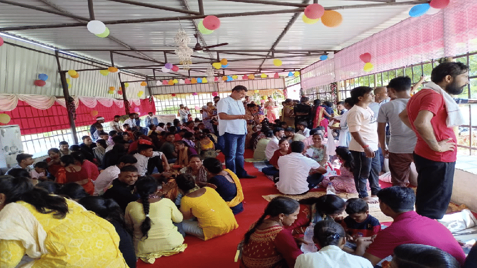 Sisters tie rakhi to brothers on Raksha Bandhan in state jails