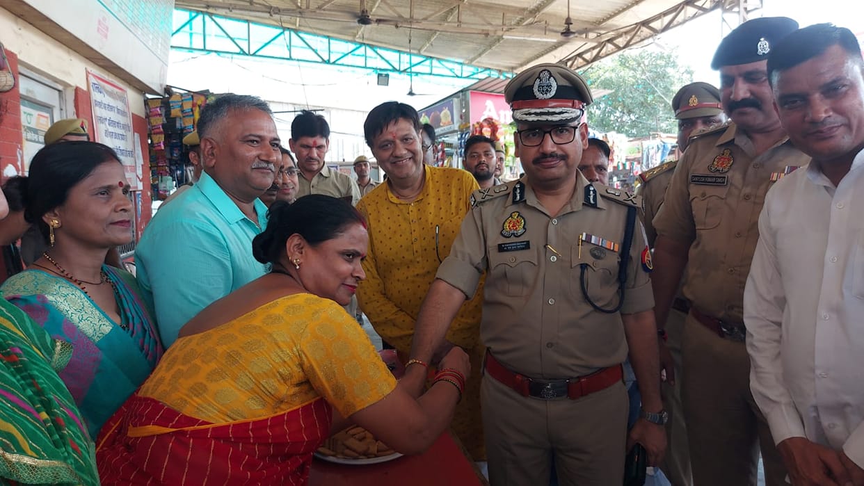 Rakhi tied to Police Commissioner and drivers and conductors, officials said  they can perform their duty happ