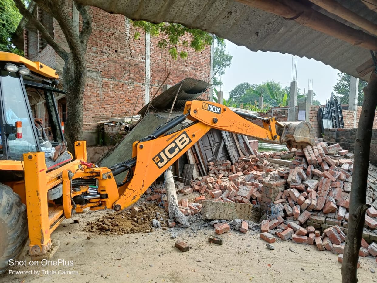 Amethi News: Bulldozer runs on illegal construction of accused of murder of Pradhan husband