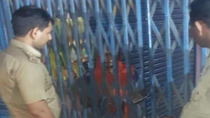 महिला को गेट तोड़कर बाहर निकालने पहुंची पुलिस।