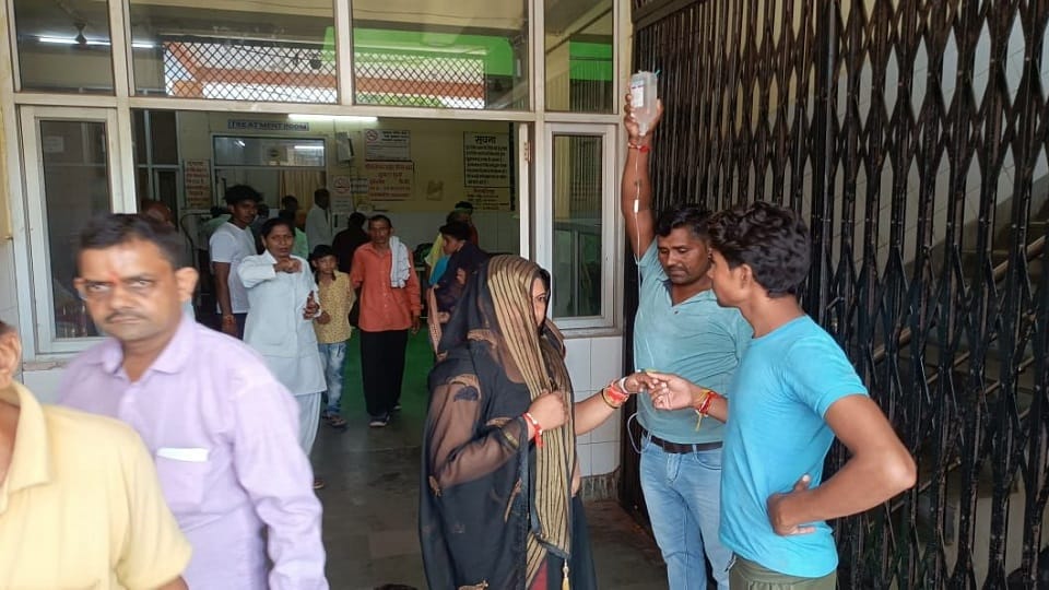 Patients and attendants in panic to explosion of regulator of oxygen cylinder in district hospital Mainpuri