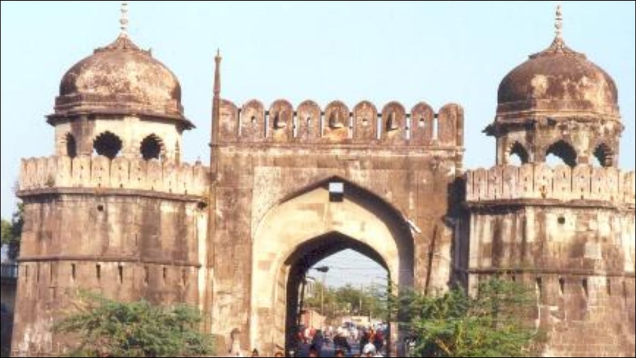 Tank-like structure contemporary to Makai Gate found near monument in Aurangabad Maharashtra News in Hindi