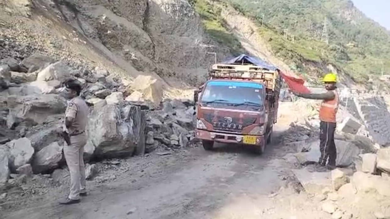 Himachal Weather: Mandi-Kullu NH temporarily opened for essential goods, apple-vegetables vehicles after 40 h