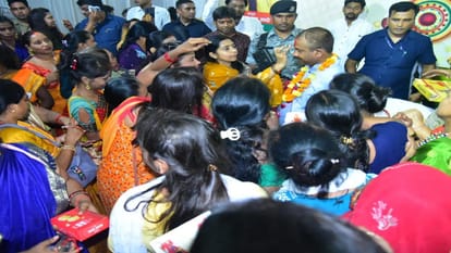 Cabinet Minister Nandi tied rakhi to women police officers and constables in police lines.