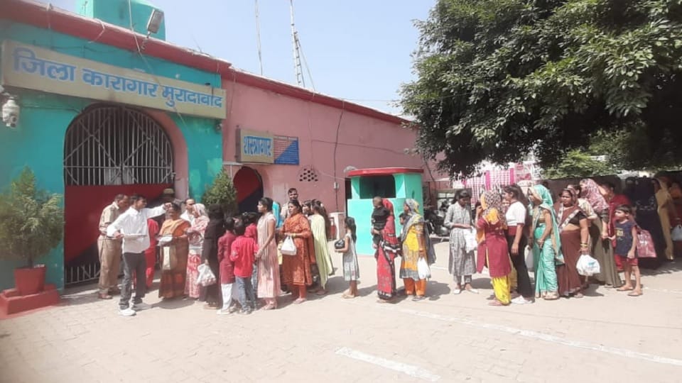 Moradabad: Sisters came tie rakhi jailed brothers, tears flowed when asked about each other condition