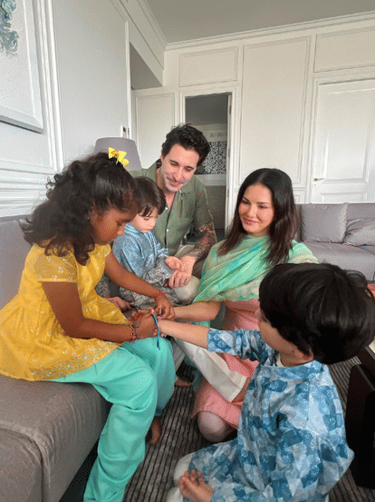 पिंक सूट पहने रक्षाबंधन के मौके पर बेहद खूबसूरत दिखीं सनी लियोनी