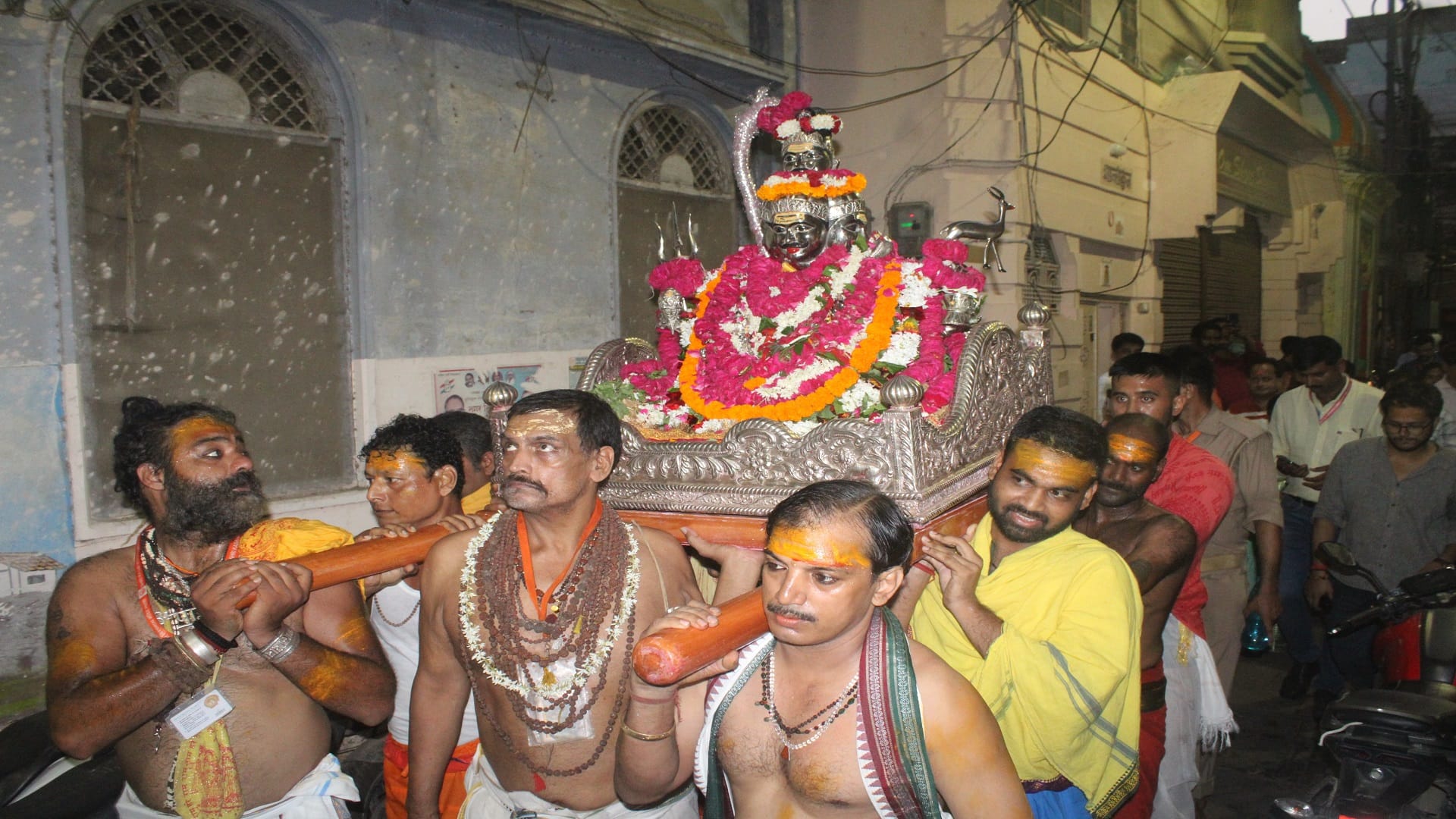 350 years of tradition played in Kashi Sawan swing to Baba Vishwanath