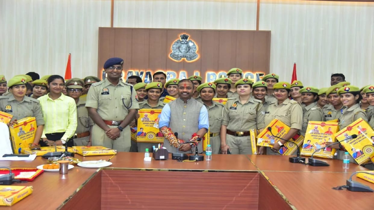 Cabinet Minister Nandi tied rakhi to women police officers and constables in police lines.