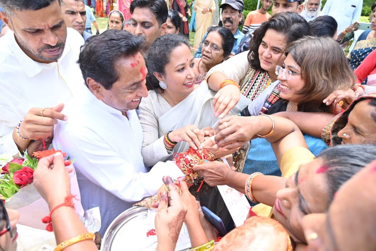 MP News: Former CM Kamal Nath tied Rakhi to his sisters, said - my priority is the safety of my sisters.