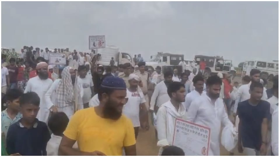 People took to streets in protest against Minister Zahida Khan says Congress should give ticket to new face