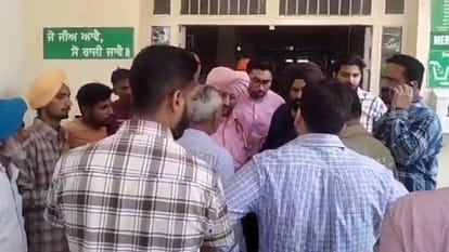 अस्पताल में जुटे लोग।
