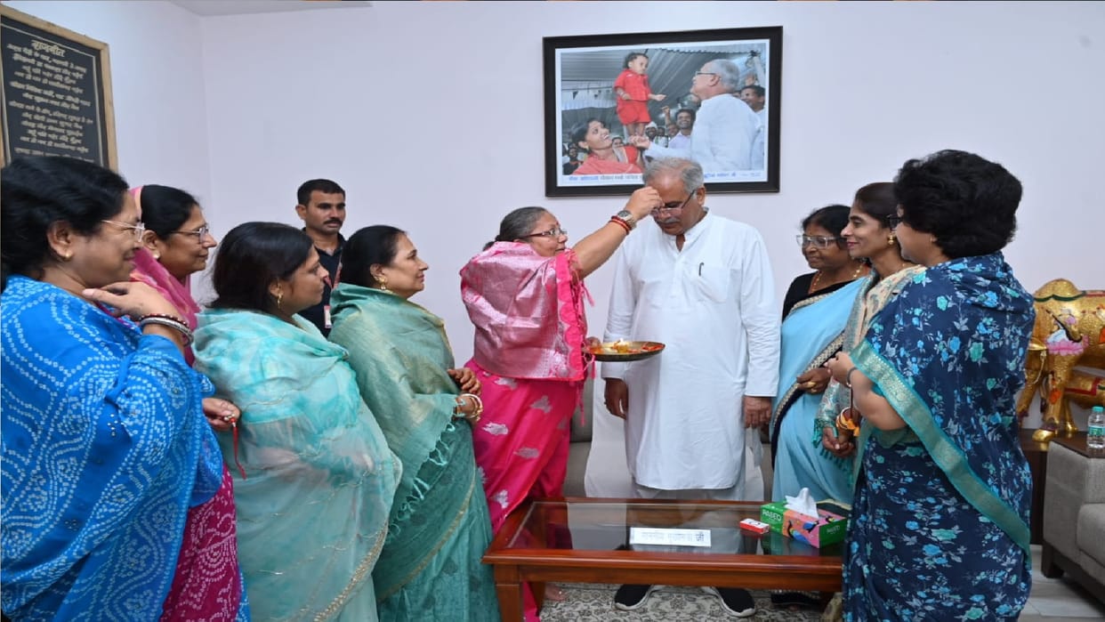 Bihan women's group made cow dung and paddy rakhi in Chhattisgarh