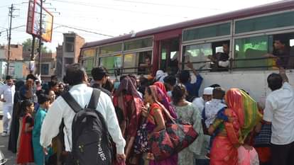 रक्षा बंधन पर रोडवेज बस स्टेंड से बस में बैठ रहीं महिलाएं