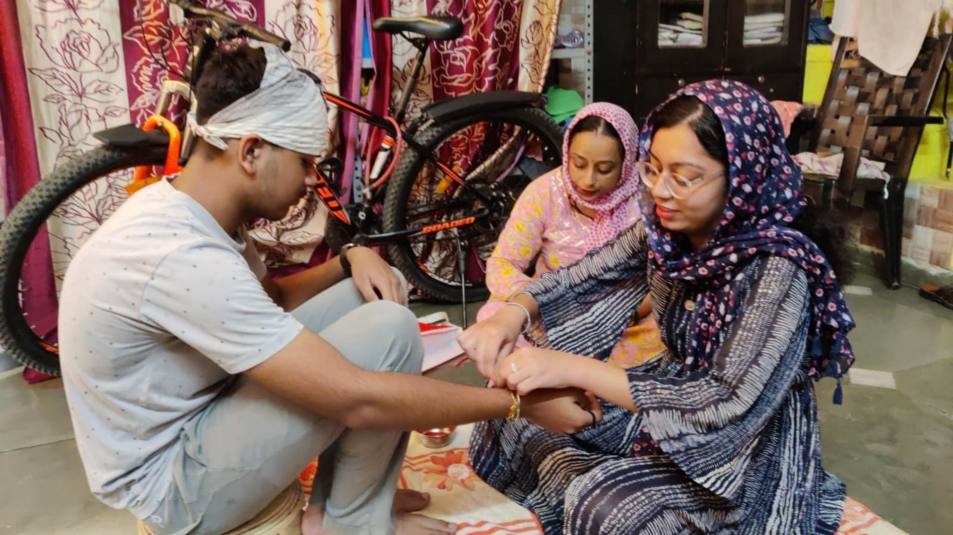 Raksha Bandhan 2023 Festival celebration pictures sisters reaching jail with rakhi for brothers Uttarakhand