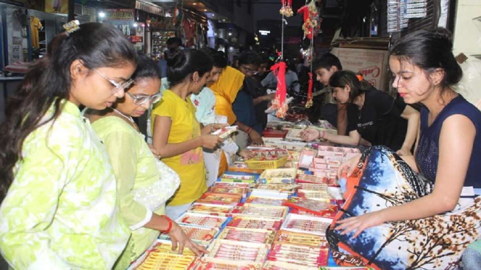 Rakshabandhan 2023: Festival celebrated with enthusiasm in villages including Rampur, huge shopping