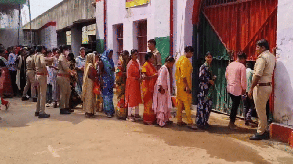 Sisters tie rakhi to brothers on Raksha Bandhan in state jails