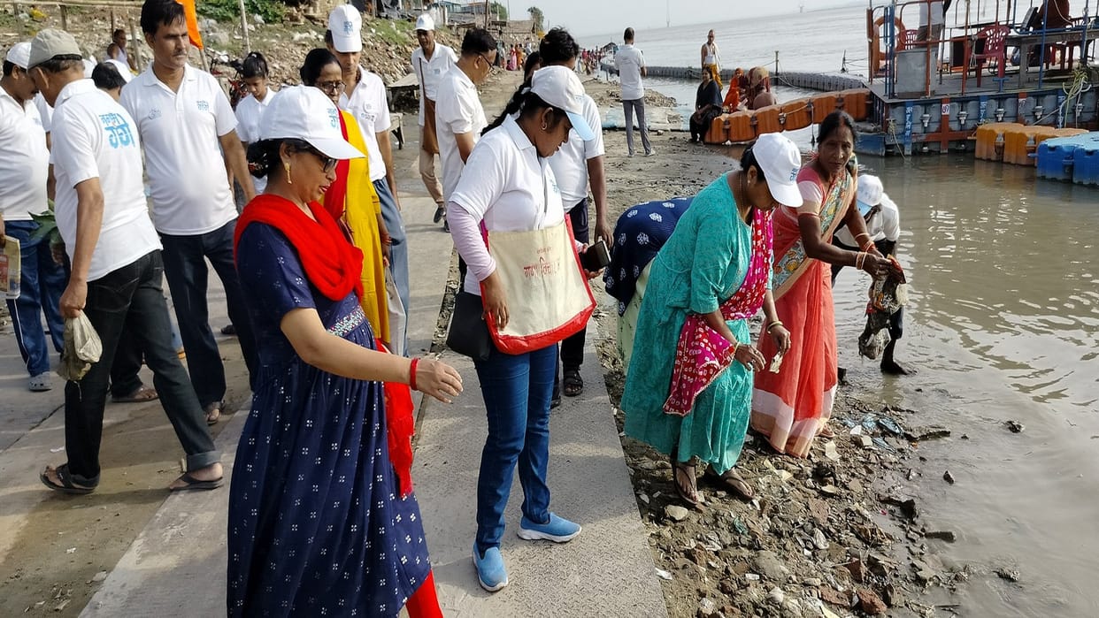 Pledge of uninterrupted and clean Ganga by taking oath of Raksha Sutra