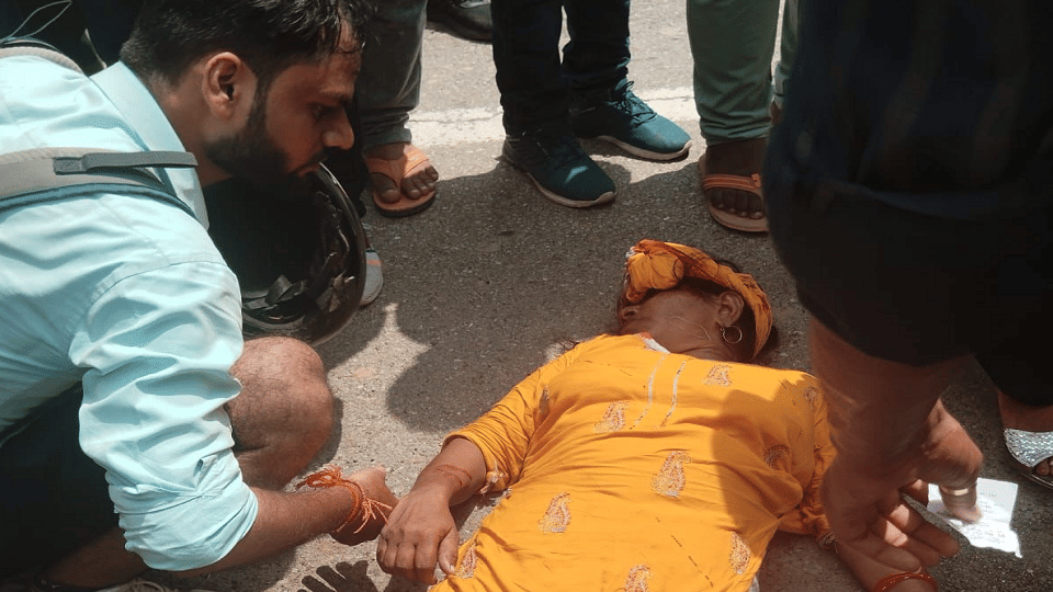 woman committed suicide by jumping from a moving bus in Baghpat