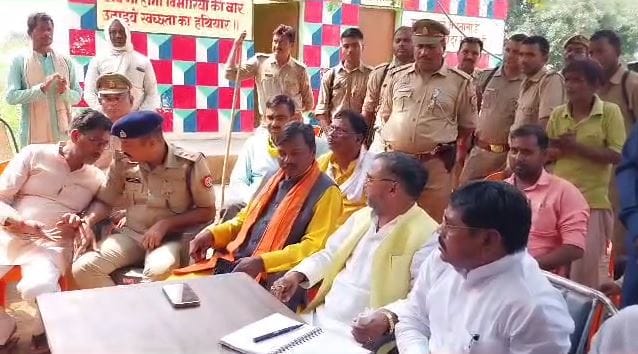 Dont instigate tribals otherwise result will not good Former BJP MP angry at officers in sonbhadra