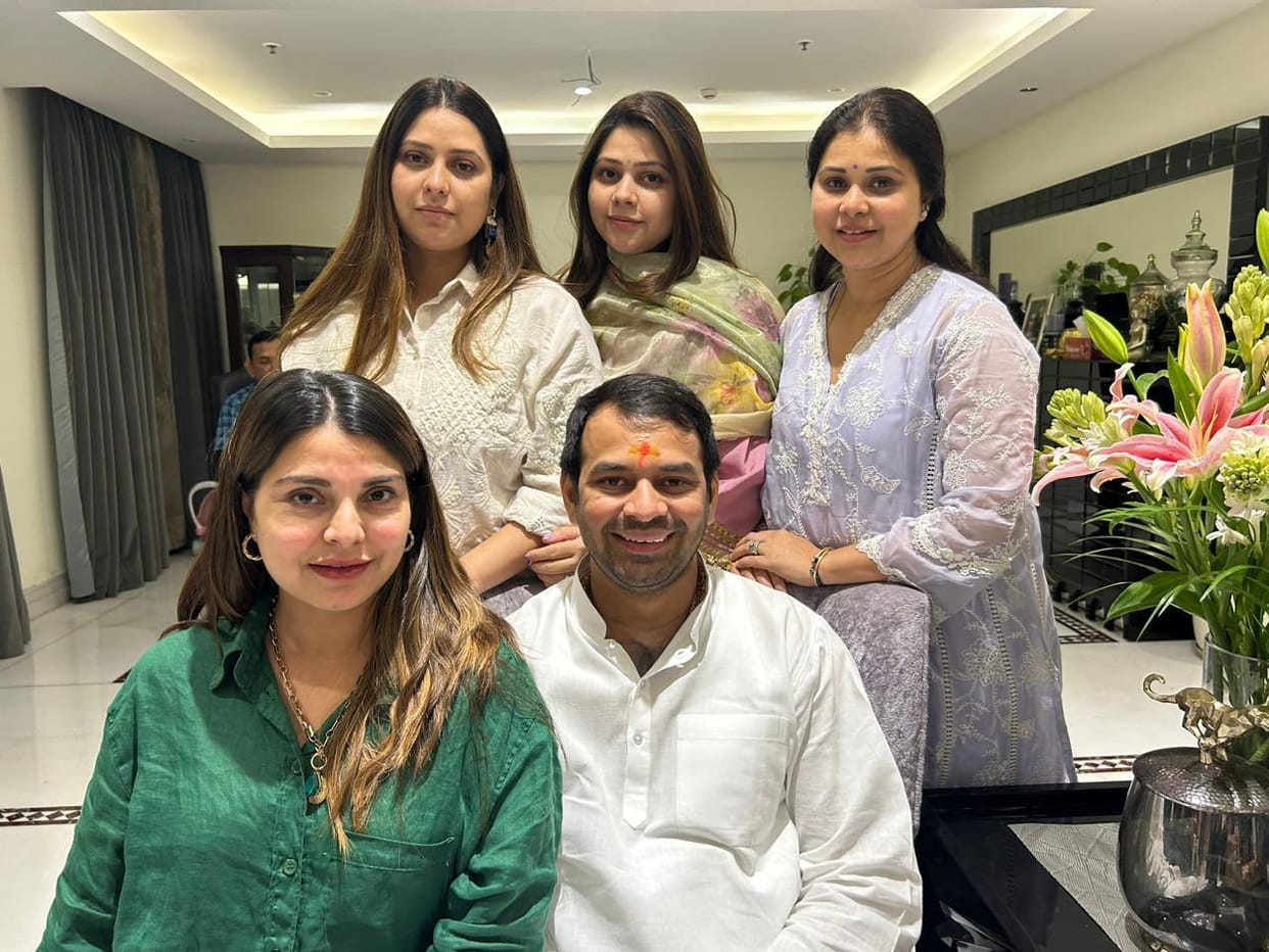Raksha Bandhan: Tej Pratap Yadav tied rakhi to his sisters after going to Gurugram, targeted Rohini Acharya