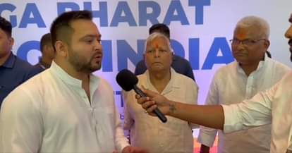 मुंबई में डिप्टी सीएम तेजस्वी यादव और राजद सुप्रीमो लालू प्रसाद।