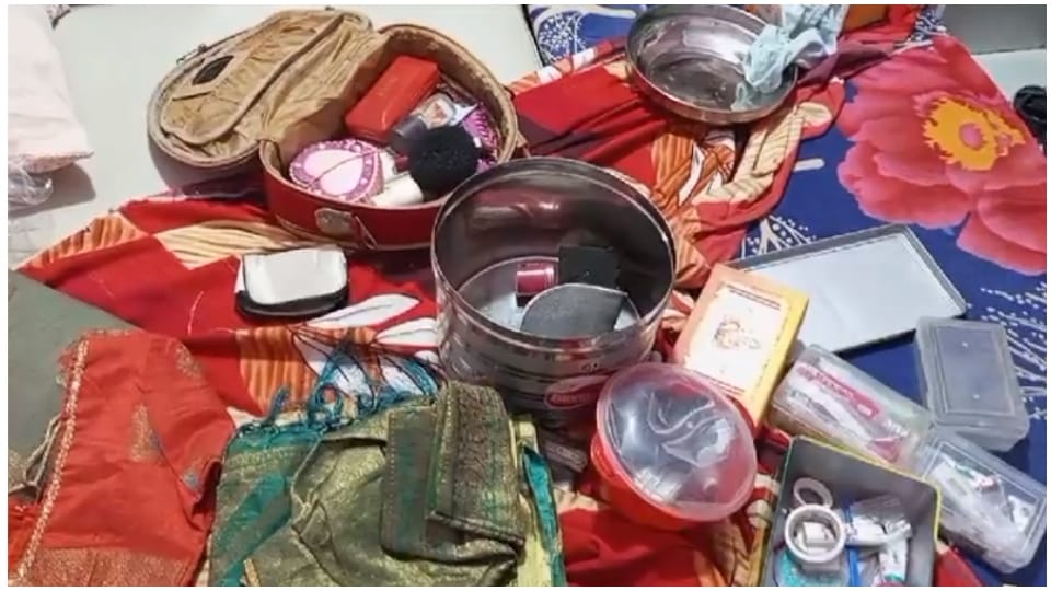 Thieves took away jewelery worth Rs 10 lakh and Rs 2 lakh in three houses in the same colony of Dholpur