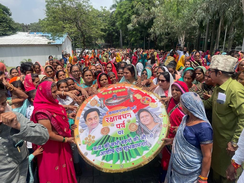 Kamal Nath's dear sisters went to Bhopal and presented him, handed over Rakhi of 25 square feet.