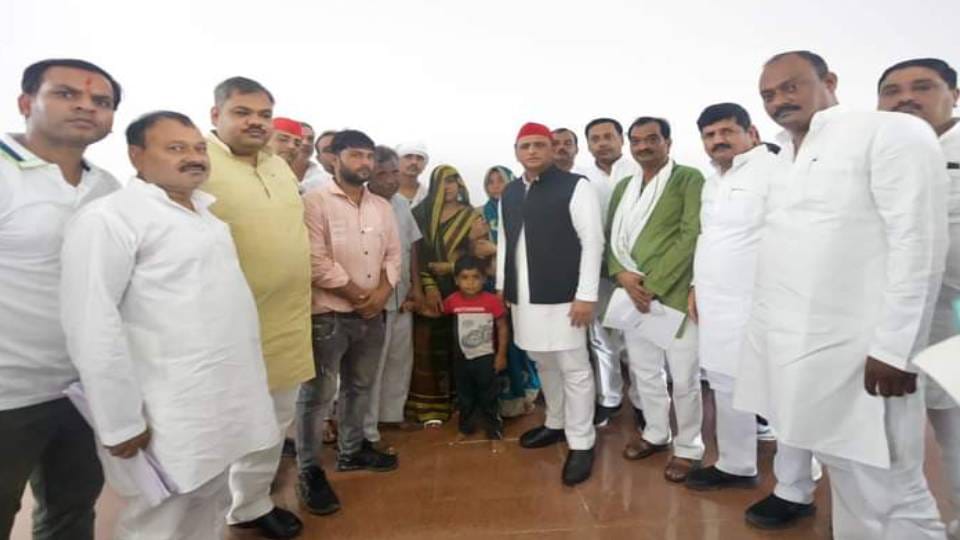 Akhilesh Yadav assures help after meeting family of sacked conductor of Mainpuri who committed suicide
