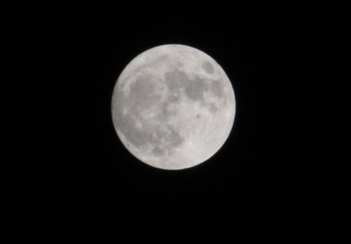 Amazing astronomical view seen in the sky, after 20 years the moon came so close to the earth, people stopped