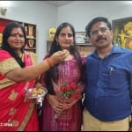 बेटी को मिठाई खिलाते माता-पिता। शैली का फोटो।