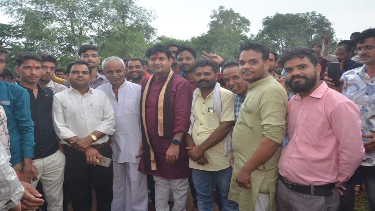 Vidisha News: To celebrate Bhujriya festival, coconut is broken by aiming with a gun.