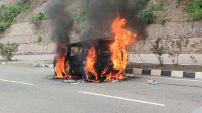 Solan News: चलती कार में अचानक आग लगने से मचा हड़कंप, चालक ने कूदकर बचाई जान Sudden fire in a moving car created panic