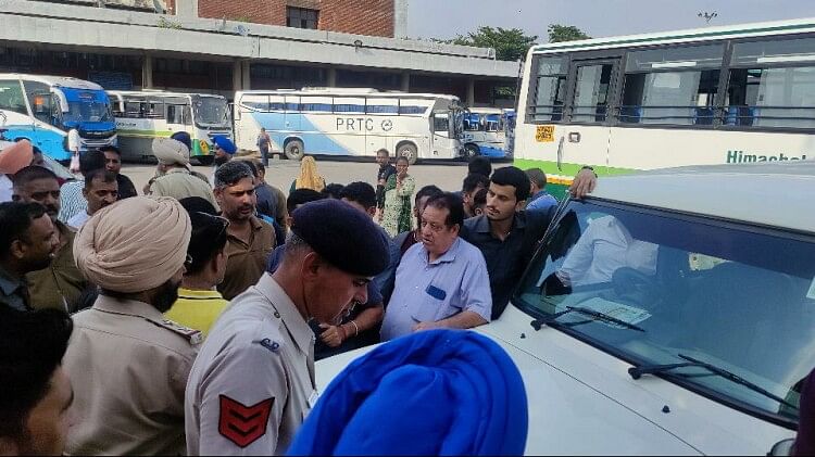 Chandigarh State Transport Authority seized five buses of Himachal Pradesh