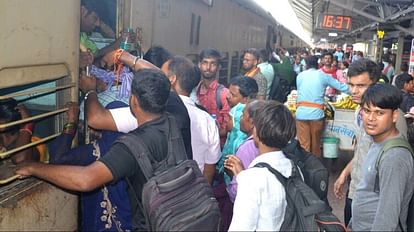 इमरजेंसी खिड़की से घुसे यात्री: स्लीपर बोगी बनी जनरल, सीट कंफर्म पर भी था कब्जा Mega block taken due to pre non interlock between Gorakhpur Cantt Kusmhi station