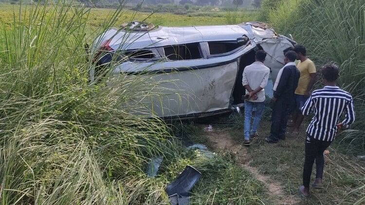 Car overturned in 15 feet pit while trying to save cattle in ghazipur driver killed and four injured