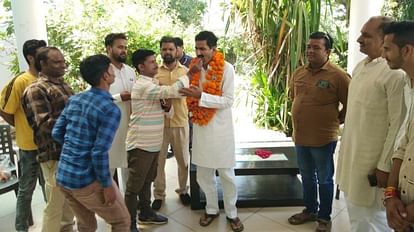 MP Politics: भाजपा छोड़ने वाले विधायक अपने समर्थकों से चर्चा में मशगूल, किसके साथ जाएंगे, निर्णय एक-दो दिन में MP Politics: MLAs who left BJP busy in discussion with their supporters, with whom they will go