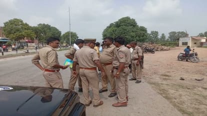 शाहजहांपुर में हादसे के बाद हंगामा: पुलिस से हाथापाई, गुस्साईं भीड़ ने किया पथराव, गाड़ी का शीशा टूटा angry people pelted stones on police after road accident in shahjahanpur
