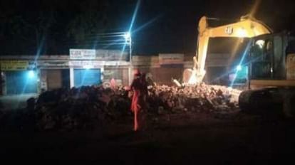 Pilibhit: फ्लाईओवर के निर्माण में बाधक मंदिर को ढहाया, देवी-देवताओं की मूर्तियां दूसरी जगह स्थापित temple was demolished with bulldozer for construction of flyover in Pilibhit